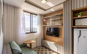Apartamento ensolarado em condomínio clube